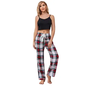 Vista detallada del conjunto de pijama de verano para mujer con camiseta y pantalón de cuadros.
