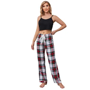 Conjunto pijama de cuadros para mujer con top corto negro y pantalón largo de dormir.