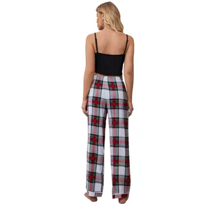 Conjunto de pijama de verano para mujer con tirantes negros y pantalón de cuadros.