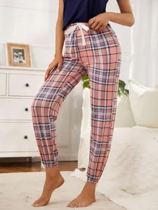 Vista dettagliata di pantaloni da casa a quadri da donna in un accogliente ambiente.