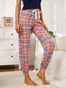Pantaloni da pigiama rosa a quadri da donna con polsini elasticizzati e comoda coulisse.