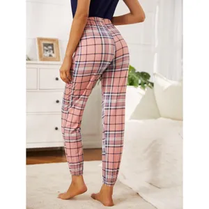 Pantaloni da casa rosa a quadri da donna con polsini elasticizzati e coulisse per il relax.