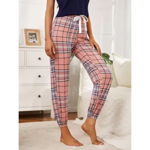 Donna pantaloni pigiama a quadri con coulisse comodi per il relax notturno.