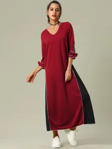 Vista detallada del vestido largo bicolor de manga larga con cuello en V y bonitos lazos en los puños.