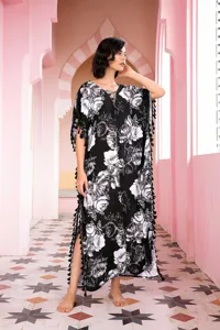Κομψό μαύρο και λευκό φλοράλ μακρύ καφτάνι loungewear με φούντες και V-neck casual σχέδιο.