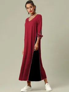 Vista detallada del elegante vestido burdeos de manga larga con cuello en V y lazo.