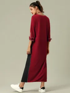 Vista de cerca de los detalles de la espalda del elegante vestido largo bicolor con ribete.