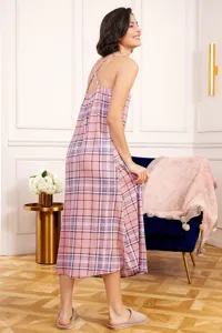 Detalle de camisón tirantes cuadros rosados, espalda cruzada y longitud midi ropa de dormir.