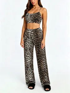 Leopardmuster Crop-Top und Hose Pyjama Set Detailansicht, weiche Loungewear Kleidung.