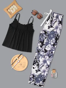 Completo Pigiama donna con canotta in pizzo nero e pantaloni lunghi con stampa floreale blu.