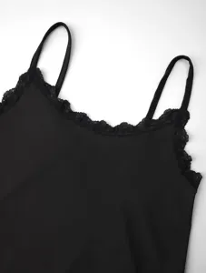 Dettaglio top nero con delicato bordo in pizzo e spalline sottili per abbigliamento notte.