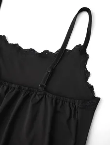 Dettaglio sottoveste camisole nera in pizzo, primo piano spallina regolabile donna.
