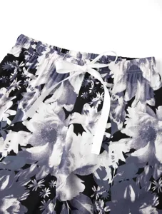 Primo piano dettagliato della cintura di pantaloni da pigiama da donna con nastro bianco e floreale.
