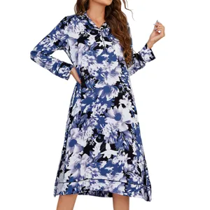 Dettaglio camicia da notte floreale blu e bianca con maniche lunghe, colletto e vestibilità.