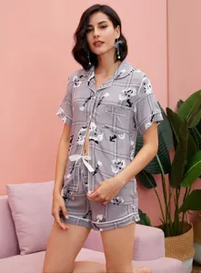 Conjunto de pijama corto de verano para mujer, top de cardigan con estampado gris y shorts.