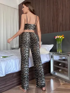 Detailansicht des Leoparden-Pyjamaset für Damen, weicher Stoff und bequeme Passform.