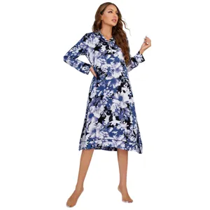 Vista dettagliata del comodo tessuto della camicia da notte blu a fiori con elegante risvolto.
