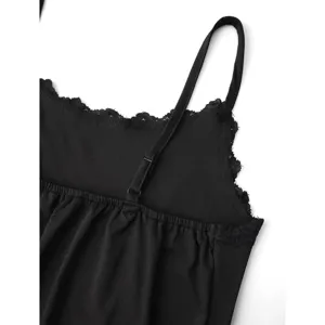 Top pigiama sottoveste in pizzo nero con spalline regolabili per un abbigliamento comodo.