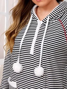 Robe à capuche rayée à manches longues avec cordons pompons duveteux et doublure polaire.