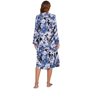 Dettaglio camicia da notte floreale a maniche lunghe, comoda e ampia per la primavera.