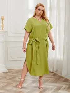 Plus size pleated midi dress for women, casual V-neck short sleeve dress with adjustable belt.