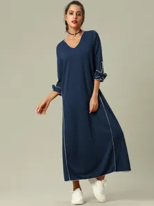 Vestido largo liso de manga larga con detalles de ribetes blancos, estilo elegante.
