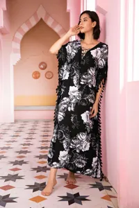 Μaύρο λευκό λουλουδάτο καφτάνι homewear διακοπές μακρύ φόρεμα ρόμπα με φούντες.