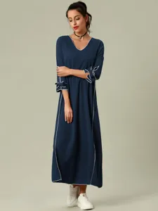 Vestido largo azul oscuro de manga larga con cuello en V y detalles blancos para mujer.
