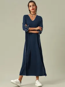 Vista detallada de vestido largo azul oscuro para mujer con mangas largas y ribetes blancos.
