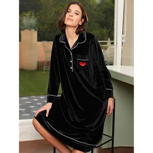 Camicia da notte lunga in velluto nero con profilo bianco e tasca a cuore donna vista