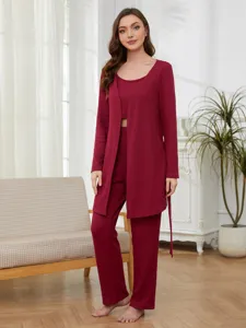 Ensemble d'intérieur gaufré rouge à trois pièces, caraco douillet, cardigan long et pantalon.