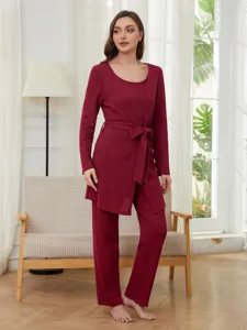 Vue détaillée d'ensemble de nuit gaufré pour femme en rouge foncé avec peignoir à manches.