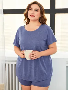 Conjunto de pijama de manga corta y pantalones cortos para mujer cómodo en la habitación.