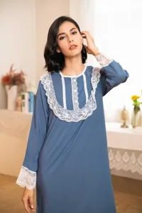 Chemise de nuit bleue a manches longues avec dentelle blanche, vetement de nuit confortable.