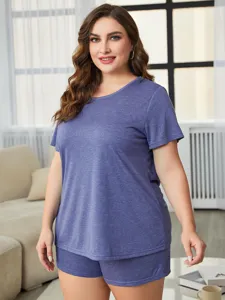 Vista de cerca del conjunto de pijama casual de talla grande, con textura suave y cómoda.