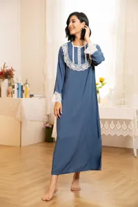 Vue detaillee de la chemise de nuit a manches longues style cour avec col poupee.