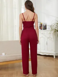 Ensemble de loungewear côtelé rouge pour femme, caraco à bretelles et pantalon long confortable.