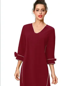Vestido burdeos de manga larga con cuello en V, ribete blanco elegante y detalles de lazo.