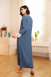 Détails de la chemise de nuit manches longues style palais avec col en dentelle délicate.