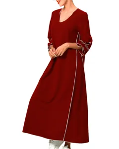 Elegante vestido largo de mujer de manga larga, rojo sólido con detalle de ribete blanco.