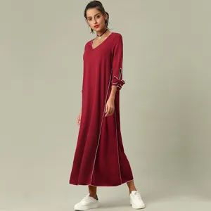 Elegante vestido largo burdeos de manga larga con detalles de contraste blancos para mujer.