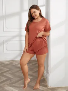 Detalle de ropa de estar por casa de talla grande con cómodo top y pantalones cortos.