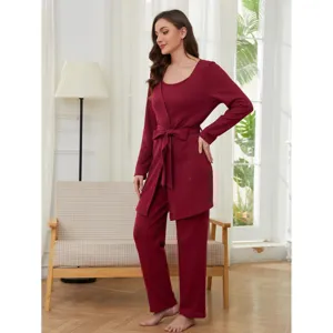 Ensemble de loungewear gaufré rouge pour femme, avec caraco, robe et pantalon long.
