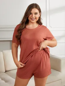 Vista detallada del conjunto de pijama liso de talla grande para mujer de manga corta.