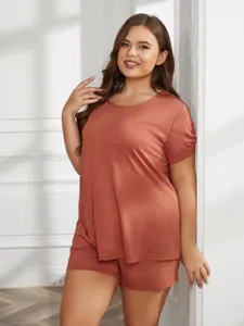 Detalle del pijama de talla grande en naranja óxido, camiseta de manga corta y pantalón corto.