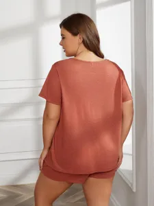 Vista detallada del conjunto de pijama para mujer de talla grande con camiseta y short.