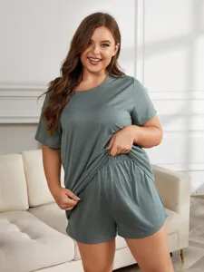 Detalle del conjunto de ropa de estar en casa grande con camiseta manga corta y short verde.