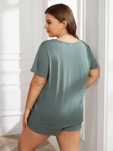 Conjunto de loungewear de manga corta liso de talla grande vista de detalle para casa.