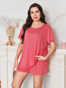 Conjunto de loungewear de talla grande para mujer, top casual de manga corta y pantalones cortos.