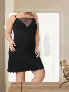 Détail chemise de nuit noire grande taille, nuisette sans manches avec col V en tulle et dentelle.